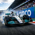 F1梅赛德斯车队赛车在赛道上飞驰