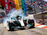 F1赛车在摩纳哥街道赛飞驰